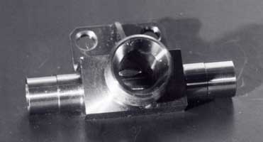 Support et raccord pour pompe hydraulique A&eacute;ronautique.