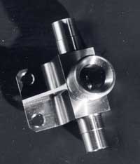 Support et raccord pour pompe hydraulique A&eacute;ronautique.